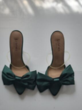 Bow-Embellished Green Pointed-Toe Mules